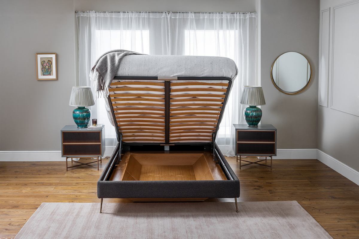 empty storage bed with gas-lift mechanism